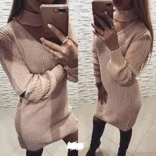 Вязаное пудровое платье с вырезами на рукавах