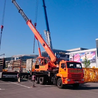 Автокран 25 т длина стрелы 21.7 м