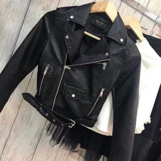 Черная кожаная куртка косуха с поясом