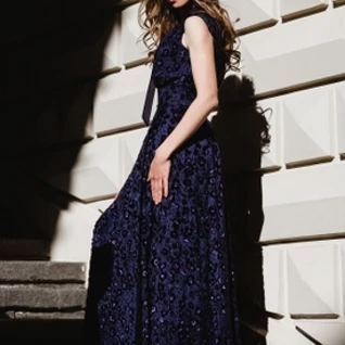 Вечернее платье с черным кружевом и паетками.