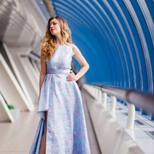 Вечернее платье с высоким боковым разрезом 