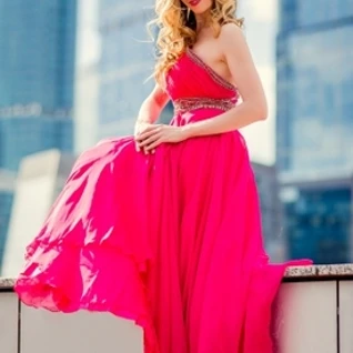 Розовое вечернее платье с летящей юбкой