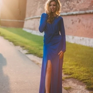 Вечернее платье с драпировкой и высоким разрезом