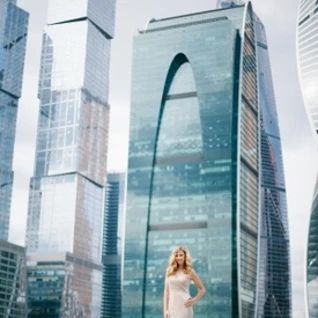 Изящное расшитое паетками вечернее платье 