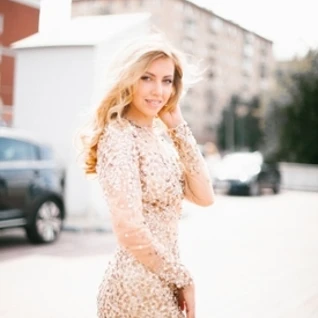 Дерзкое платье с паетками и прозрачными вставками