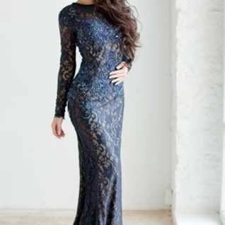 Изящное закрытое вечернее платье 