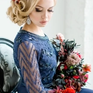 Синее вечернее платье с расшитым лифом