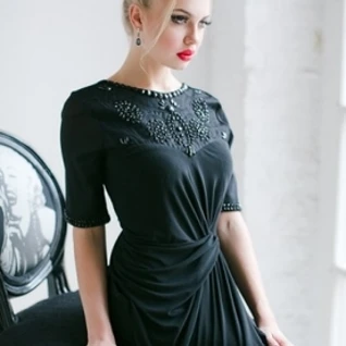 Элегантное черное вечернее платье  с кристаллами