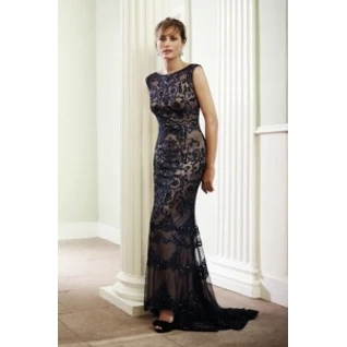 Вечернее платье с прозрачным шлефом