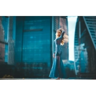 Закрытое платье с прозрачной юбкой и вставками