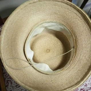 Шляпа женская 1950-х гг. из натуральной соломки с бутоньеркой из искусственных цветов и бархатной лентой.
