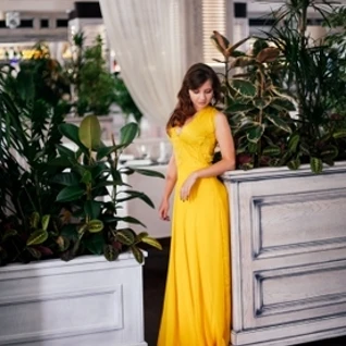 Желтое вечернее платье с пышной юбкой