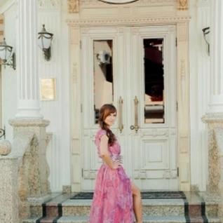 Розовое платье оригинальной расцветки с геометричным поясом