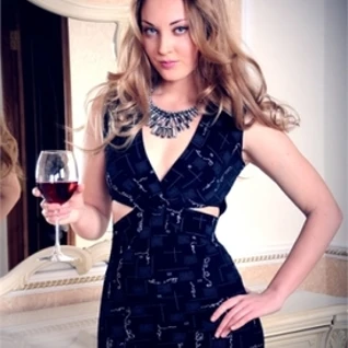 Вечернее платье с вырезом по бокам и на юбке и необычным узором