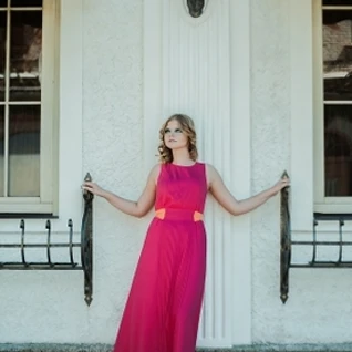 Розовое платье с драпировкой и контрастным поясом 