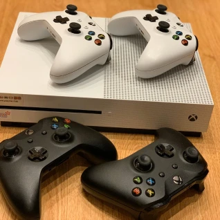 Xbox one + 4 джойстика и игры на 4х