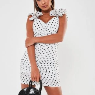 Белое платье мини в горошек