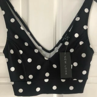 Топ в горошек черный с вырезом декольте