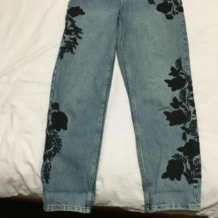 Женские джинсы с вышивкой цветами черными