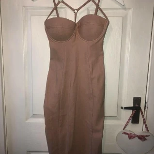 Платье портупея на бретельках бежевое миди