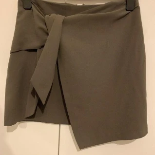 Юбка мини на запах асимметричная хаки зеленая