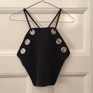 Топ женский с металлическими кольцами майка