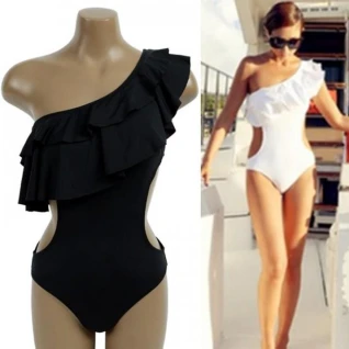 Купальник на одно плечо с рюшами воланами