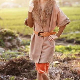 Пальто бежевое с натуральным мехом енота