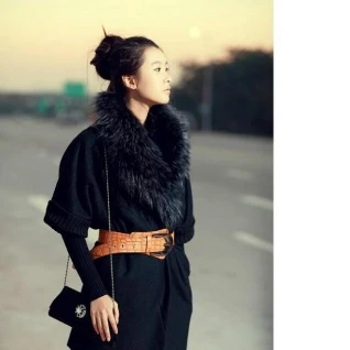 Пальто черное с натуральным мехом енота
