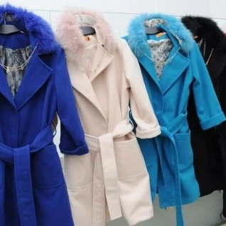 Женское пальто бежевое короткое