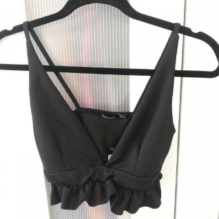 Черный топ короткий