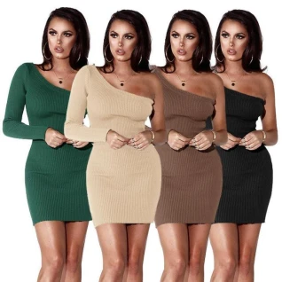 Короткое платье с одним рукавом