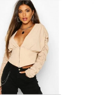 Бежевая куртка ветровка