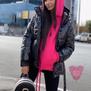 Черная блестящая куртка пуховик