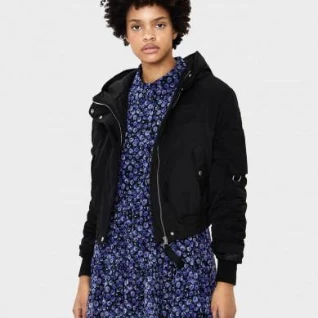 Черная куртка бомбер короткая