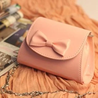 Женская лаковая сумочка с бантиком
