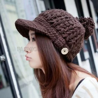 Вязаная шапка кепка коричневая с козырьком