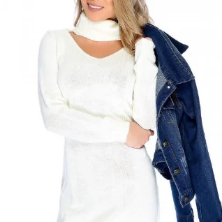 Белое вязаное платье свитер