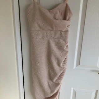 Платье бежевое миди на бретелях