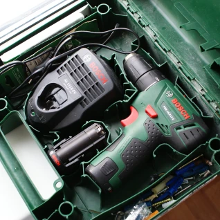 Дрель-шуруповерт Bosch PSR 10.8 LI-2