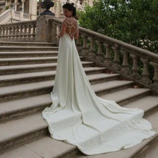 Платье с длинным шлейфом, ручная работа