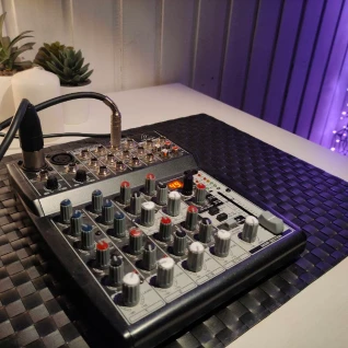 Микшерный пульт Behringer 1002FX