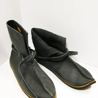 ОБУВЬ СРЕДНЕВЕКОВАЯ муж.