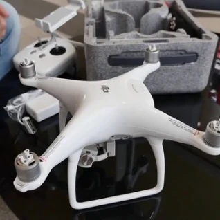 Квадрокоптер DJI Phantom 4