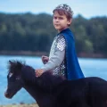 Возьмите Укороченный синий плащ напрокат (Фото 7) в Москве