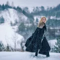 Возьмите Черный зимний плащ с меховыми наплечниками напрокат (Фото 5) в Москве