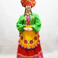 Возьмите "РУССКИЙ НАРОДНЫЙ КОСТЮМ ""Дымковская игрушка"" (флис) №5" напрокат (Фото 1) в Москве