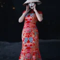 Возьмите Китайское ципао праздничное из парчи Ningyou 人形 напрокат (Фото 2) в Москве