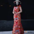 Возьмите Китайское ципао праздничное из парчи Ningyou 人形 напрокат (Фото 1) в Москве