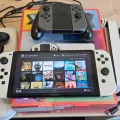 Возьмите Nintendo Switch OLED (док и 2 комплекта джойстиков) + Zelda TOTK, Ведьмак 3, Metro 2033, Alien Isolation и многое другое.  напрокат (Фото 1) в Москве